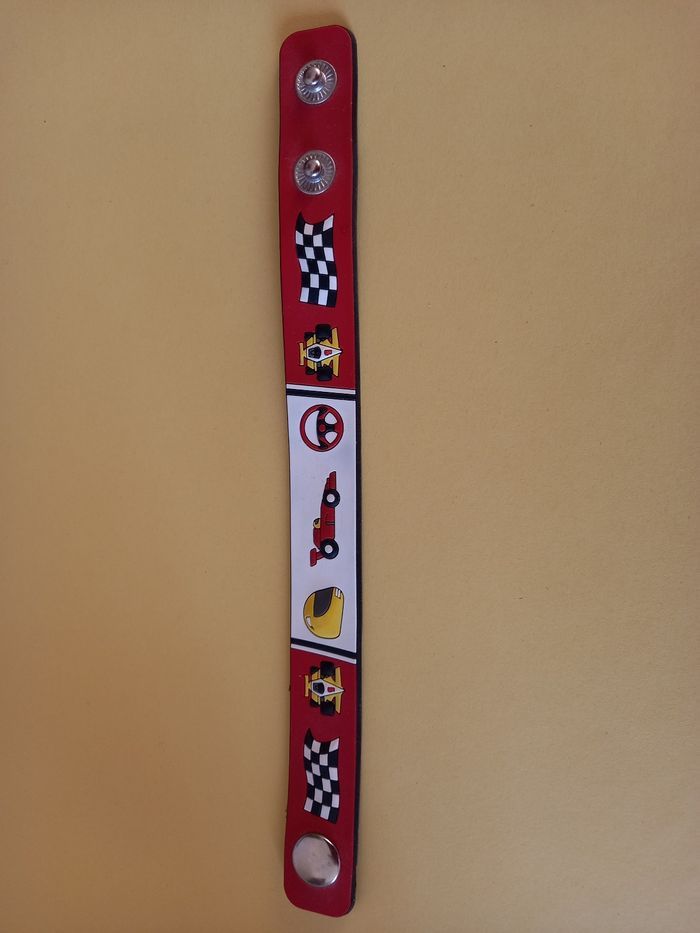 Bracelet rouge pour enfant marque Disney Cars