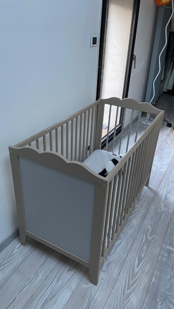 Lit à barreaux en bois + matelas - photo numéro 4