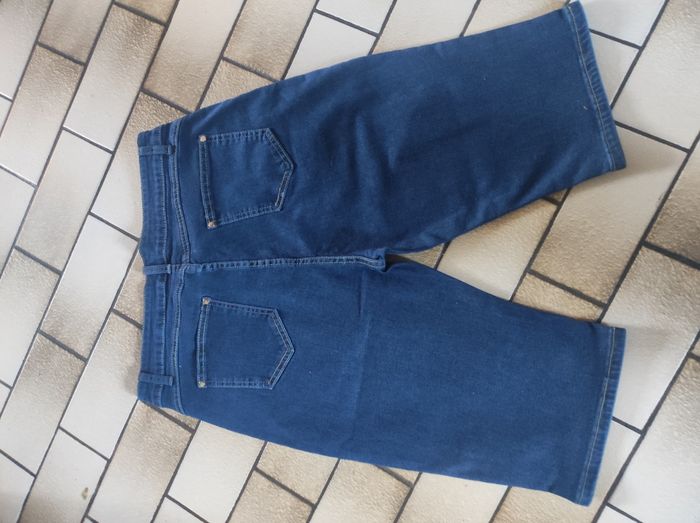 Pantacourt femme Bonjour je vends ce pantacourt femme neuve jamais porté erreur de taille . Taille XL - photo numéro 4