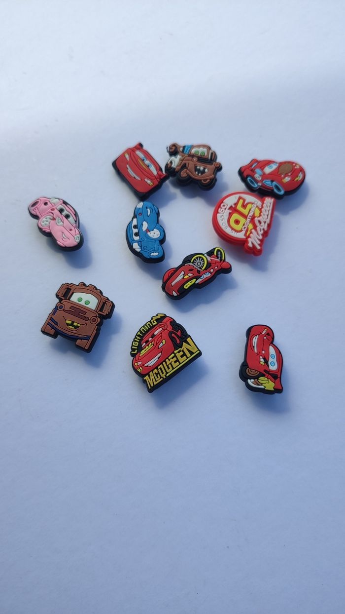 Lot pins crocs cars