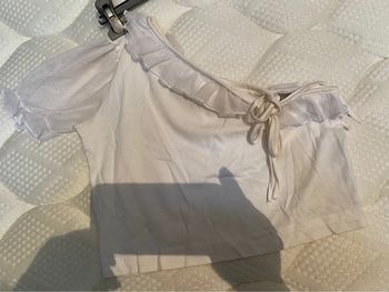 Top court épaule dénudée