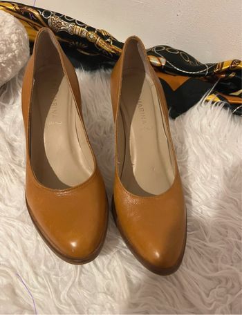 Très belle paire d’escarpins couleur camel / san marina