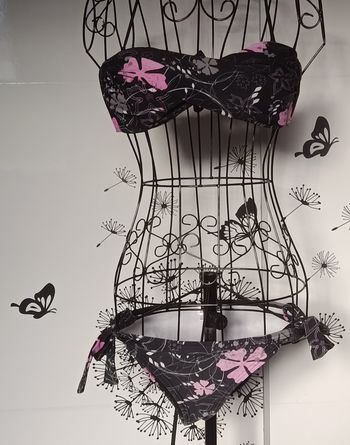 Très beau maillot de bain deux pièces de couleur noir, imprimé. Taille S