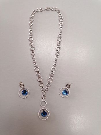Parrure neuve, collier et ses boucles