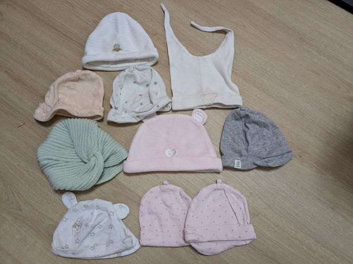 Lot de bonnets bébé