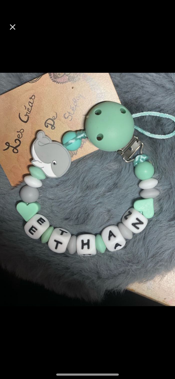 Attache tétine baleine