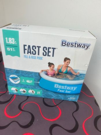 Piscine neuve jamais servis 