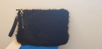 Pochette noire fausse fourrure