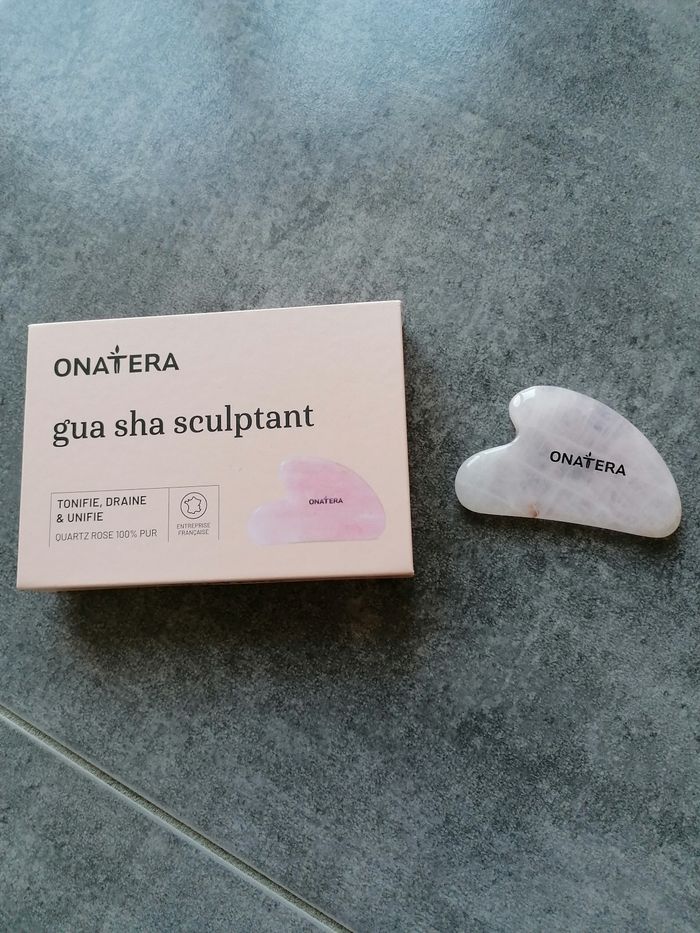 Gua Sha sculptant visage quartz rose onatera