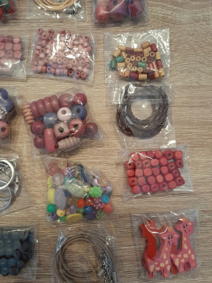 Lot de 40 sachets de perles et accessoires - photo numéro 5