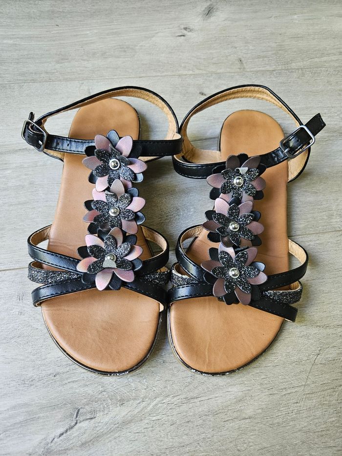 Sandales noires fleuries 38