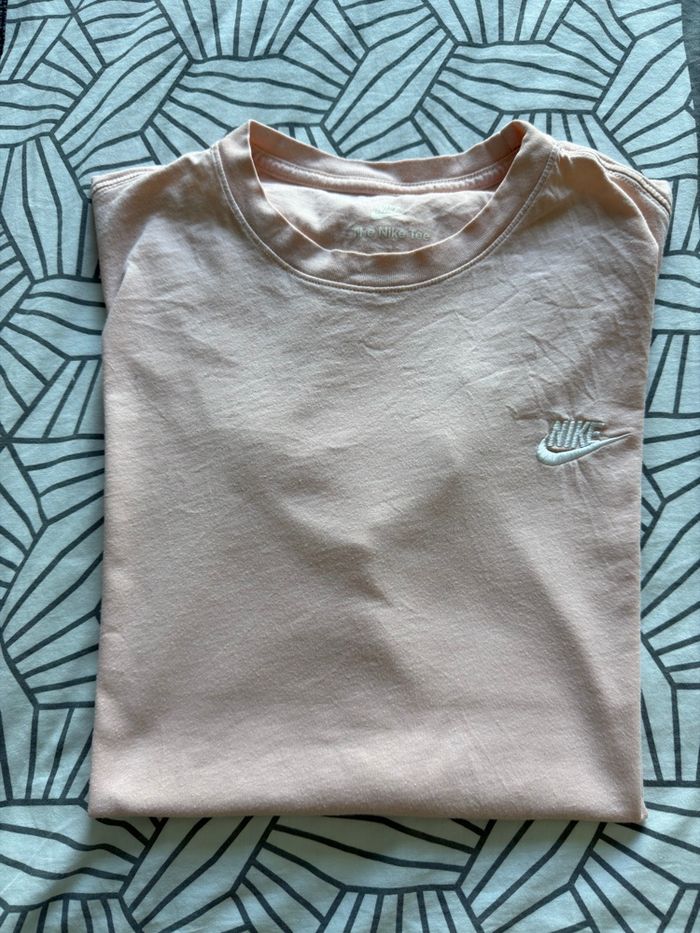 T-shirt Nike original modèle The Nike Tee en taille L 👕 - photo numéro 1