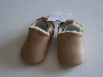 Chaussons beiges imitation cuir neufs avec étiquette Taille : 3/6 mois