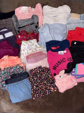 Lot de 24 vêtements fille taille 4 ans en très bon état