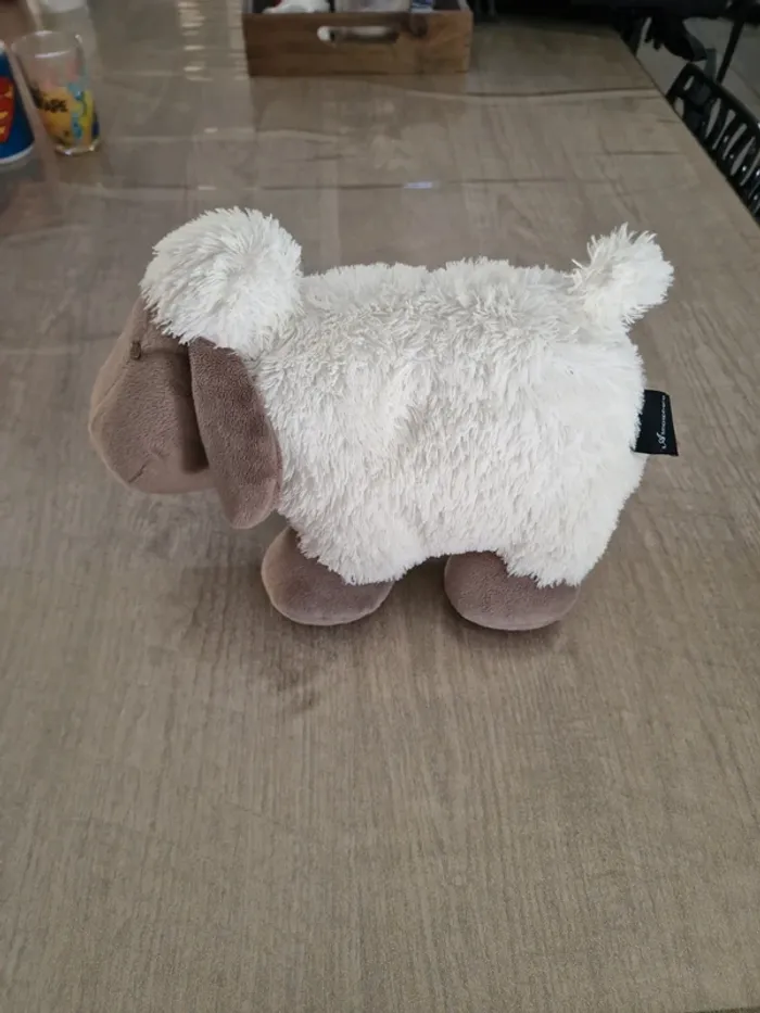 Très jolie peluche mouton