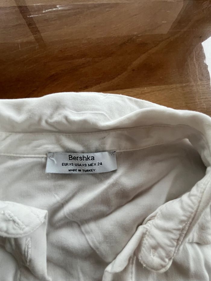 crop top chemise blanche bershka taille 34 - photo numéro 3
