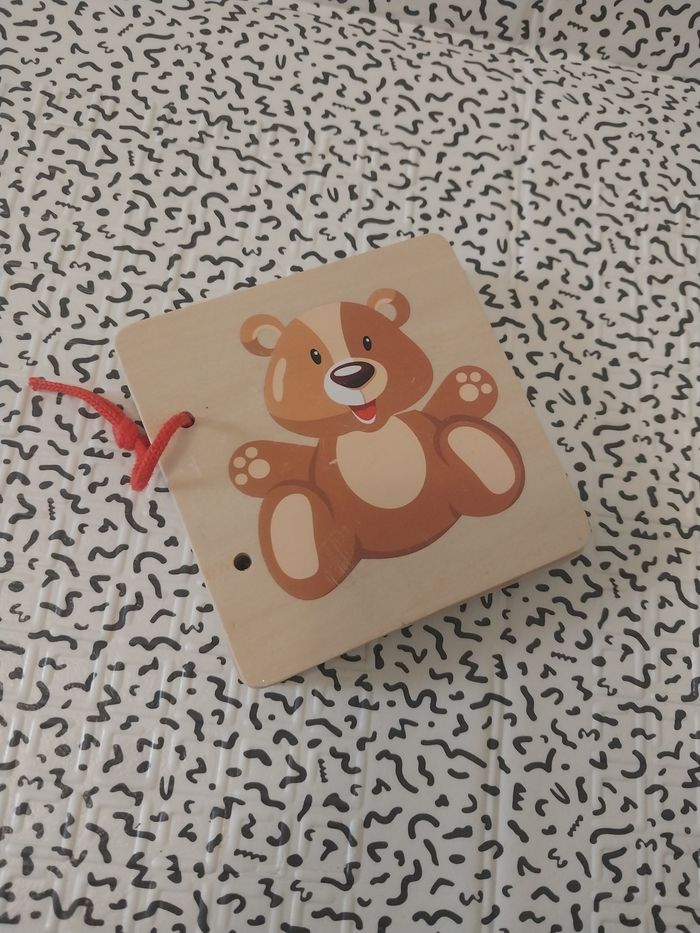 livre éveil en bois bébé montessori 10x10 cm - photo numéro 3