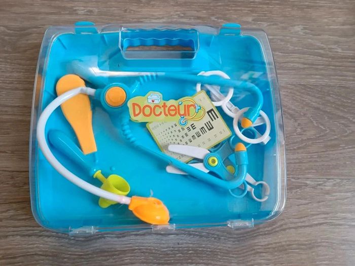 Valisette pour jouer au médecin