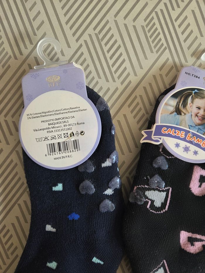Lot 2 paires de chaussettes neuves antidérapante 21/24 - photo numéro 2