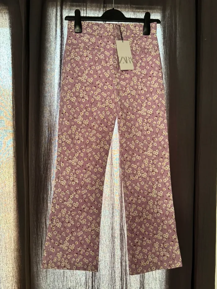 Pantalon rose avec marguerites