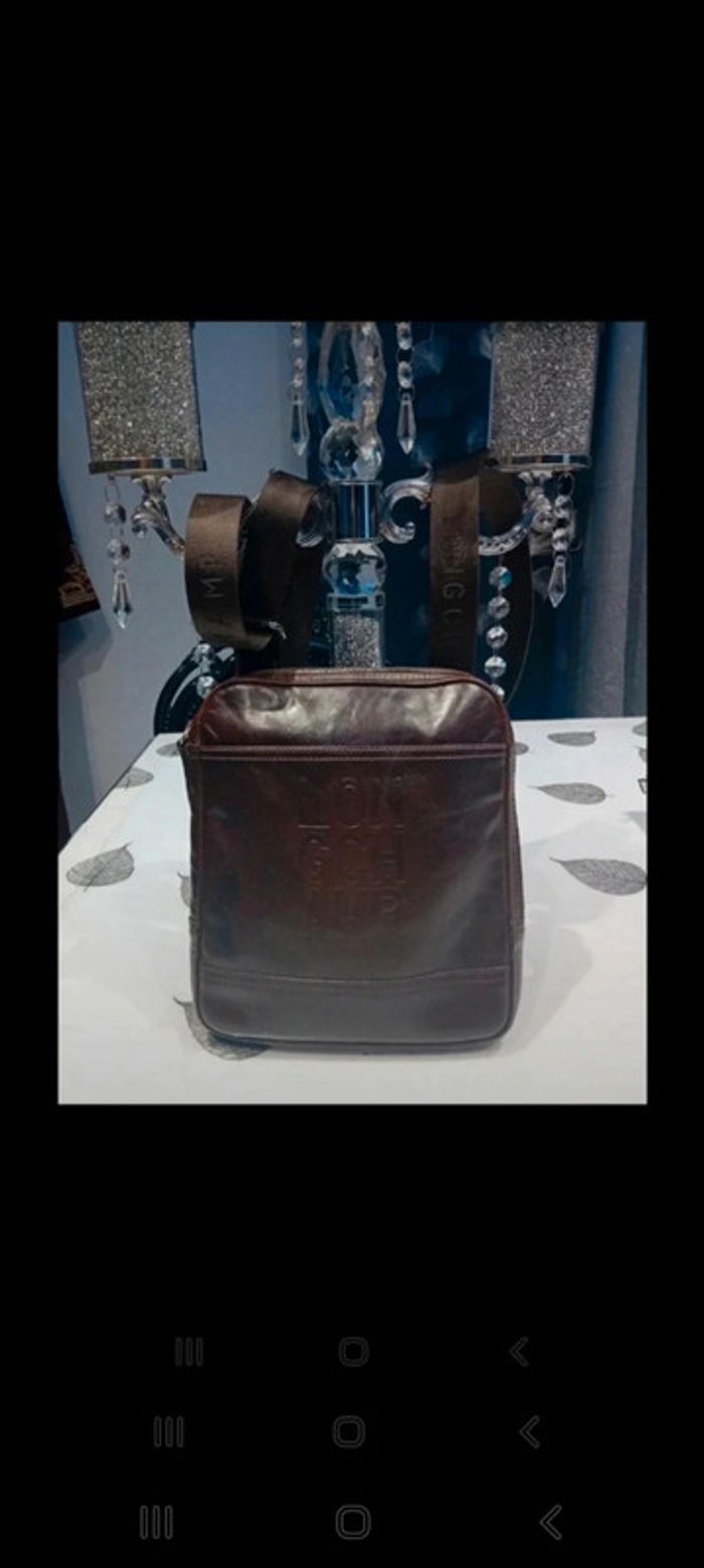 Pochette longchamp homme tt est visible sur les photos