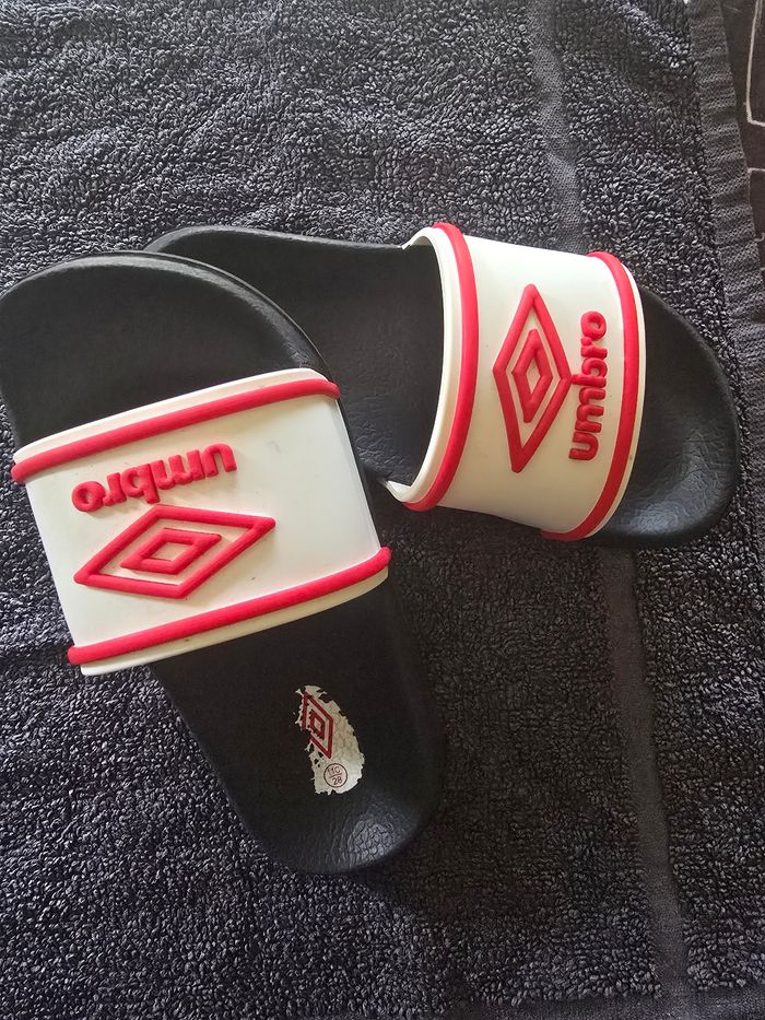 Claquette Umbro taille 28 - photo numéro 3