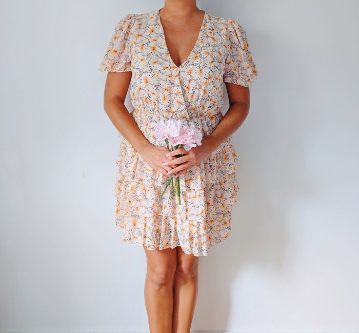 Robe estivale à volant
Look romantique, bohème 
Imprimé fleuri, couleur beige abricot
Taille 38 M
Très bon état - photo numéro 2