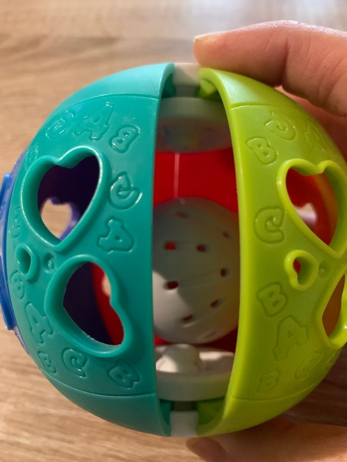 Balle tourbillonnante arc en ciel avec son de hochet playgo - photo numéro 5