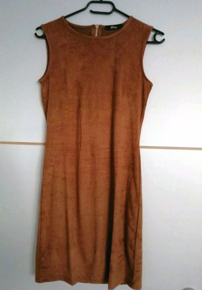Jolie robe camel type daim T.S