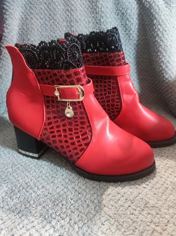 🌺 Bottines simili cuir rouge et dentelle noire