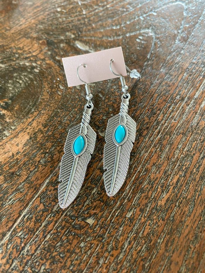 Magnifique paire de boucles d’oreilles avec plumes et turquoise - photo numéro 2