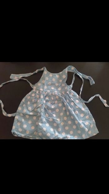 Robe bleue à pois blancs