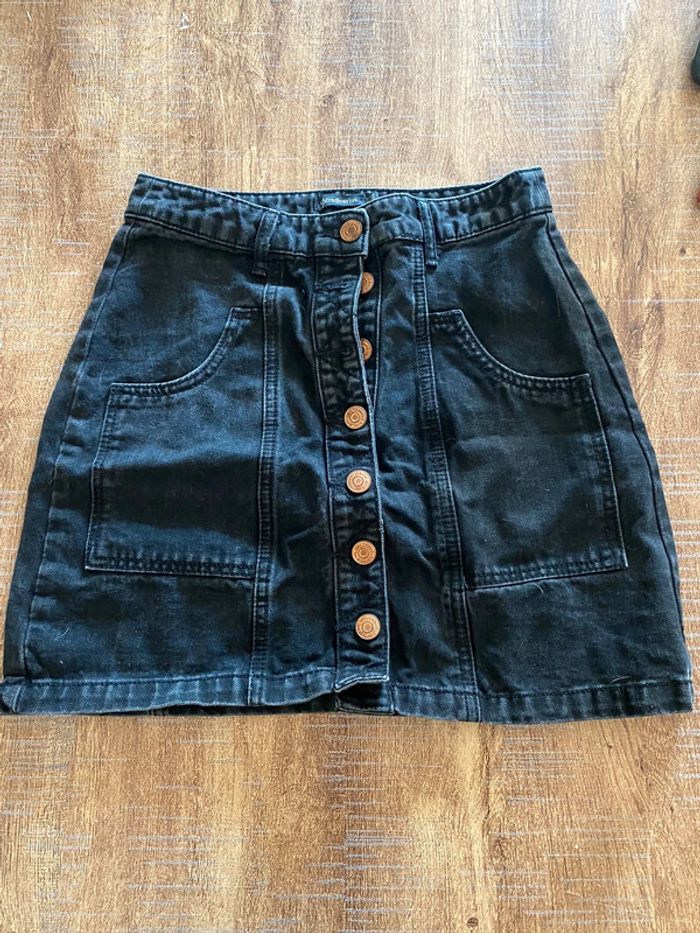 Jupe noire en jean boutonnée - Taille 36 - Très bon état- Stradivarius