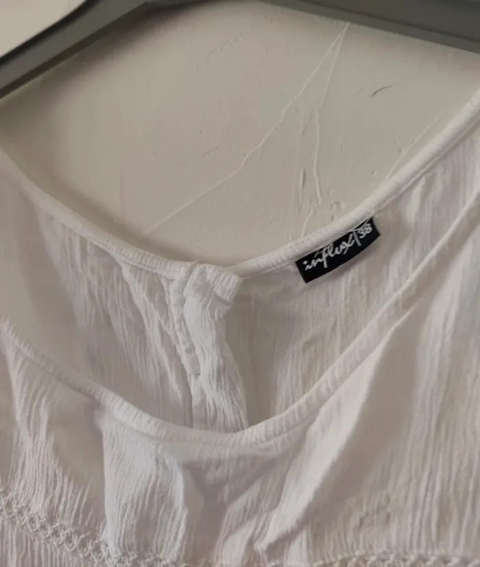 Superbe débardeur blanc avec broderies influx taille 38 - photo numéro 2