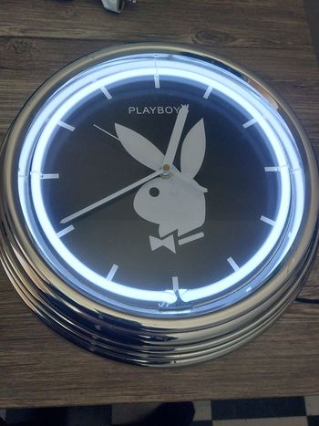 Horloge Playboy néon