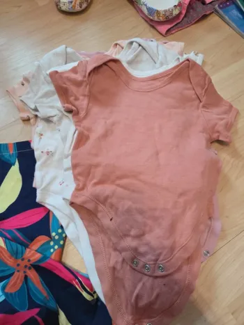 Lot bodies taille 12 18mois