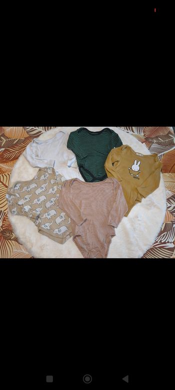Lot bodies 24mois