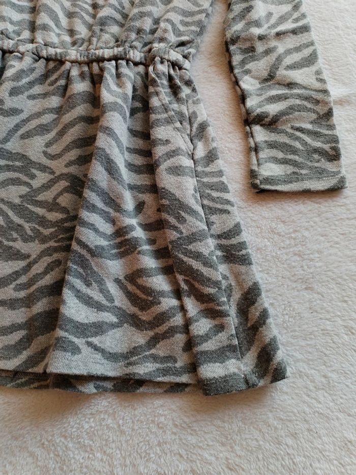 Robe zébrée Kiabi 8 ans - photo numéro 2