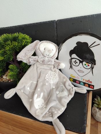 Doudou plat Lapin Ours bleu douce nuit étoiles mots d'enfants beige gris blanc