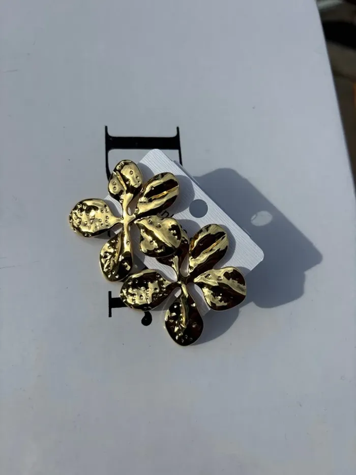 Boucles d’oreilles pétales de fleurs dorés