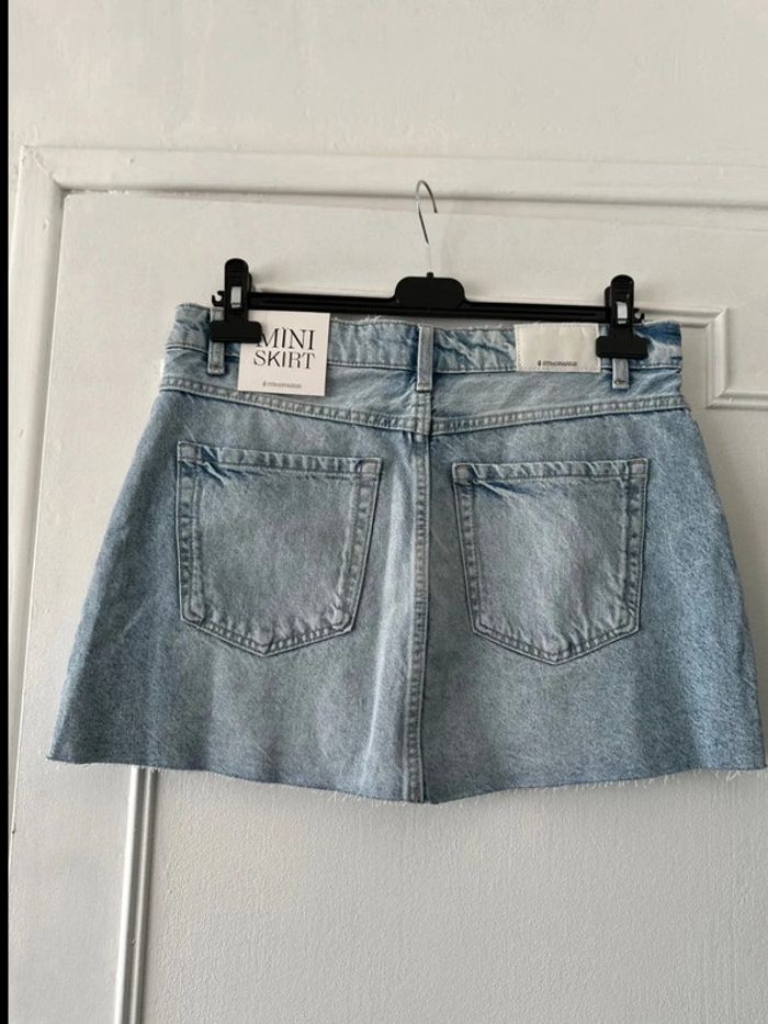 Mini jupe en jean taille haute trouée bleu clair taille 40 Stradivarius - photo numéro 4
