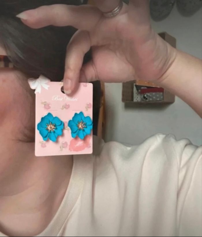 Boucles d’oreilles NEUVES avec étiquette pour femme en forme de fleurs couleur bleu - photo numéro 2