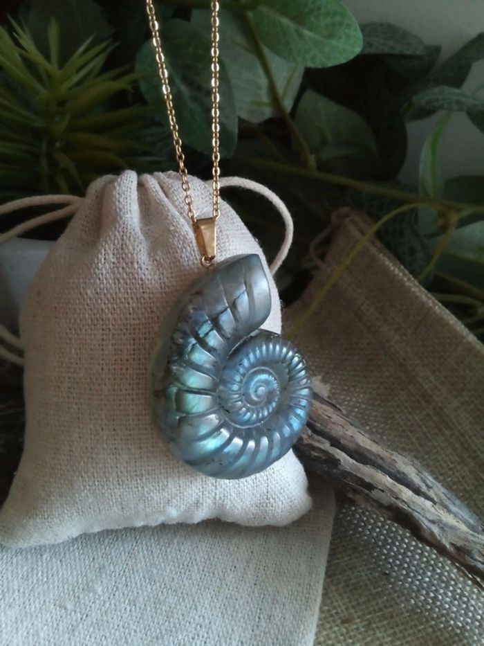 Collier protection pendentif en pierre de labradorite naturelle