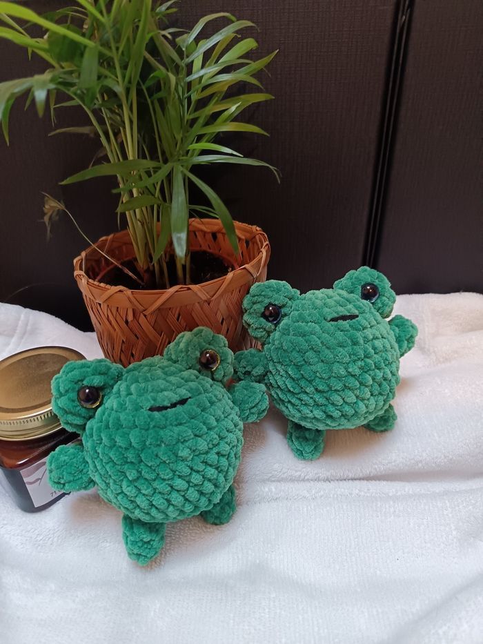 Peluche en forme de Grenouille - fait au crochet - photo numéro 3