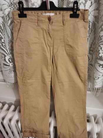 Pantacourt fantaisie dorée, 4 poches, bouton et fermeture , revers en bas