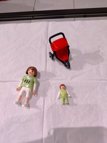 Maman avec béɓé et poussette. Playmobil n°4697