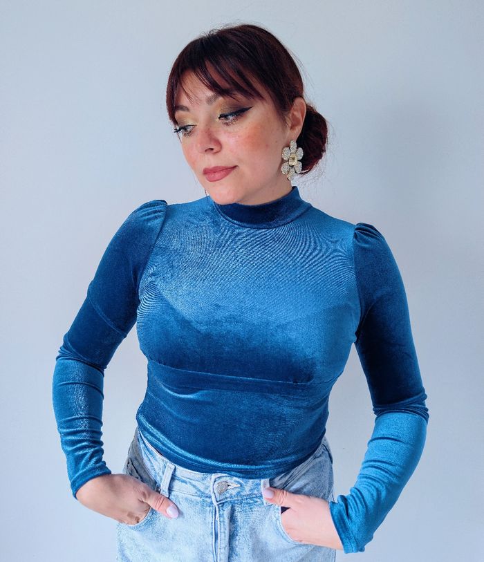 Pull court à col roulé bleu en velours moulant tendance moderne hiver Taille 36 S 
Très bon état - photo numéro 5