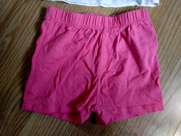 Ensemble tee shirt et short. Disney. Taille 18 mois - photo numéro 3