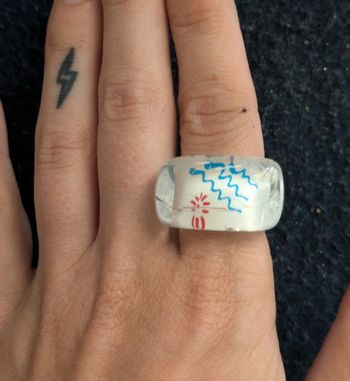 Bague en plastique style vintage