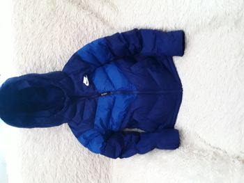 DOUDOUNE À CAPUCHE NIKE TAILLE 10-12 ANS 